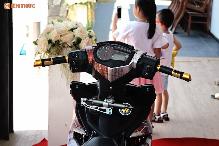Phía trên tay lái là sự xuất hiện của gù xéo Rizoma, bao tay Rizoma Lux và cần phanh/côn Brembo Billet. Bên dưới cổ xe đã được lắp thêm cây trợ lực Ohlins với pad Apido. Do đã thay đầu Exciter 150 nên chiếc Exciter 135 này nay cũng đã sử dụng đồng hồ 