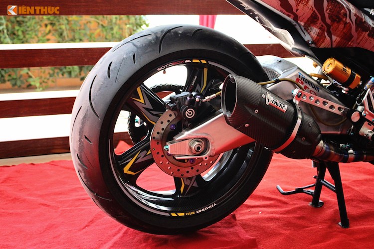 Để có thể lắp được mâm sau Rotobox bản lớn, gắp Yamaha R6 vẫn tiếp tục được sử dụng giống như bản độ Exciter 150 trước đó của chủ xe. Mặc dù có cặp bánh rất lớn nhưng theo chủ xe, chiếc Exciter 135 này vẫn có khả năng tăng tốc lớn nhờ độ trái 62. Ngoài ra, trọng lượng của cặp mâm 