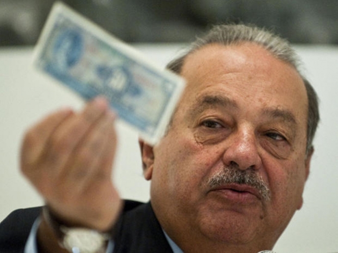 6. Carlos Slim Helú - 54,58 tỷ USD  Vào năm 1990, sự sáp nhập của Corporación Industrial Carso và Grupo Inbursa đã tạo ra tập đoàn Grupo Carso - thuộc sở hữu của Carlos Slim Helú và trong ba năm liên tiếp, ông được đánh giá là người giàu nhất trên thế giới.  Tập đoàn Grupo Carso tham ra nhiều ngành công nghiệp khác nhau, từ dịch vụ y tế đến tài chính. Sự kiện đáng ghi nhớ nhất của Grupo Carso là vào năm 1990, khi nước Mexico quyết định tư nhân hóa công ty điện thoại và viễn thông quốc gia. Tuy không phải là một chuyên gia kỹ thuật, không biết sử dụng tiếng Anh lẫn máy tính nhưng Caros Slim vẫn quyết định liều lĩnh đem hết số vốn của mình đi “đặt cược” khi thành lập Tập đoàn viễn thông Texmex.  Đến thời điểm hiện tại, Texmex là một trong những Tập đoàn viễn thông đầu tiên trên thế giới sử dụng dịch vụ Internet ADSL. Thông qua Texmex, Slim nắm giữ 90% các cuộc gọi điện thoại tại Mexico.  Tính đến năm 2017, Carlos Slim Helú có tổng tài sản lên tới 54,58 tỷ đô la.