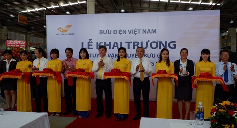 Khai trương tuyến vận chuyển bưu gửi Bắc - Nam bằng xe lồng lưới