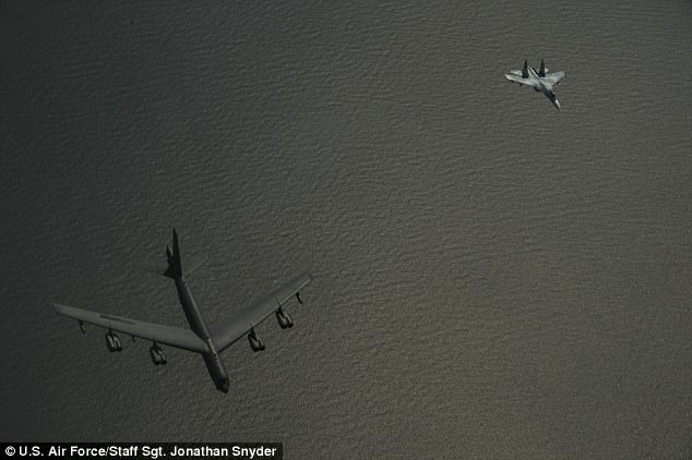 Su-27 của Nga áp sát không rời &quot;pháo đài bay&quot; B-52