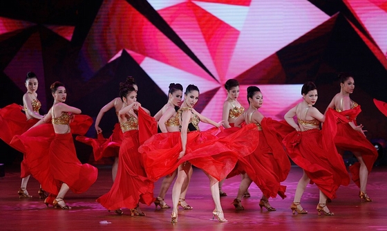 Khánh Thi khóc, cười trong liveshow kỉ niệm đầu tiên của mình