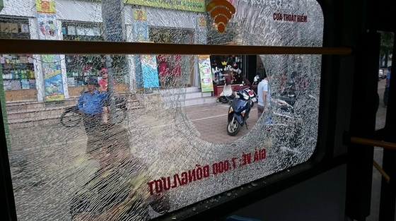 Cô gái không nghe lời và bước lên xe. Nam thanh niên ném thẳng viên gạch vào cửa kính xe buýt.