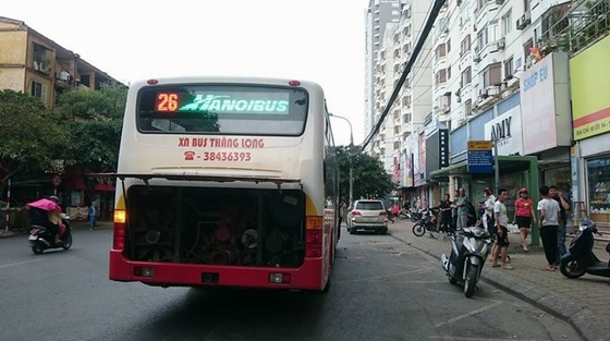 Ngay lập tức nhân viên xe buýt cùng hành khách đã truy đuổi nam thanh niên manh động trên nhưng đối tượng đã chạy thoát. Ngay sau khi nhận được tin, lực lượng Công an phường Kim Liên đã có mặt và mời cô gái vừa cãi vã với nam thanh niên ném gạch về trụ sở CAP để làm rõ.