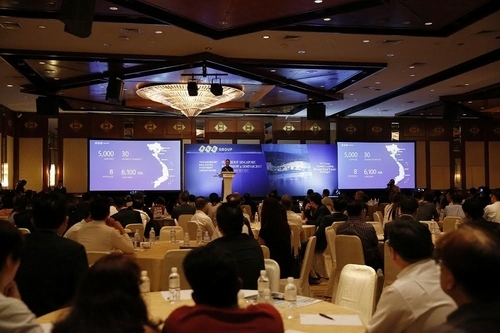 Ông Đặng Tất Thắng, Phó tổng giám đốc FLC cung cấp thông tin cho nhà đầu tư về hoạt động và quỹ dự án của tập đoàn.
