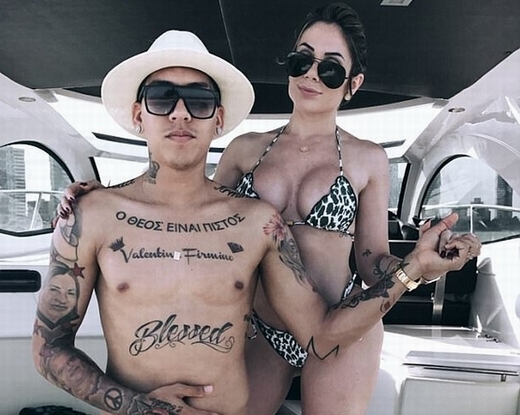 Firmino khoe vợ &quot;nóng bỏng&quot; trong kỳ nghỉ tại Brazil