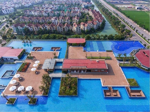 Bạn nghĩ sao nếu vẫy vùng tại bể bơi đẳng cấp trên tầng mái trung tâm thương mại? Không cần phải tìm đâu xa, bạn có thể thỏa thích bơi lội trong dòng nước mát tại bể bơi vô cực tại Vincom Plaza Long Biên.  Bể bơi có đầy đủ các phân khu chức năng hiện đại và tiện ích thời thượng như: bể bơi người lớn, bể bơi trẻ em, bể sục, khu vui chơi dưới nước, quầy bar trên cạn, quầy bar dưới nước, ghế nghỉ, khu thay đồ, khu tắm tráng, tiểu cảnh và thảm thực vật xanh mát.