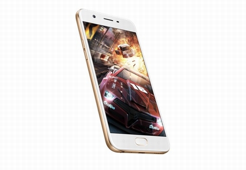 Máy trang bị bộ xử lý Qualcomm Snapdragon 435 lõi 8 và RAM 3GB, màn hình 5,2 inch với lớp kính cường lực Corning Gorilla Glass 4 và nguồn pin 2.900mAh, cho thời gian xem video liên tục 11 giờ, đàm thoại liên tục 11 giờ và khoảng 13,5 giờ trong trường hợp sử dụng xáo trộn giữa nhiều tác vụ khác nhau.