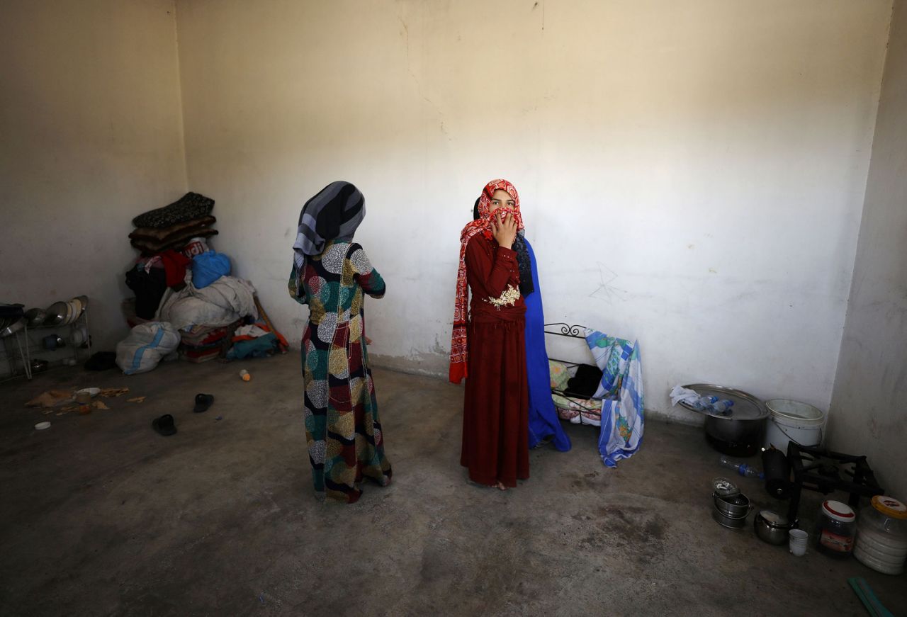 Người dân trong ngôi nhà của họ ở giữa chiến trường ác liệt Raqqa (Ảnh: Reuters)