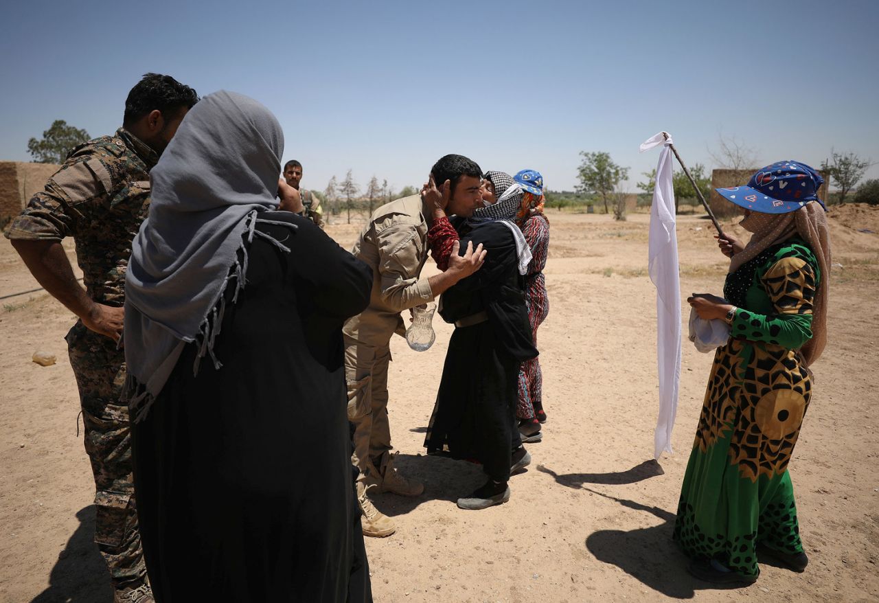 Một người phụ nữ đang trên đường chạy khỏi Raqqa