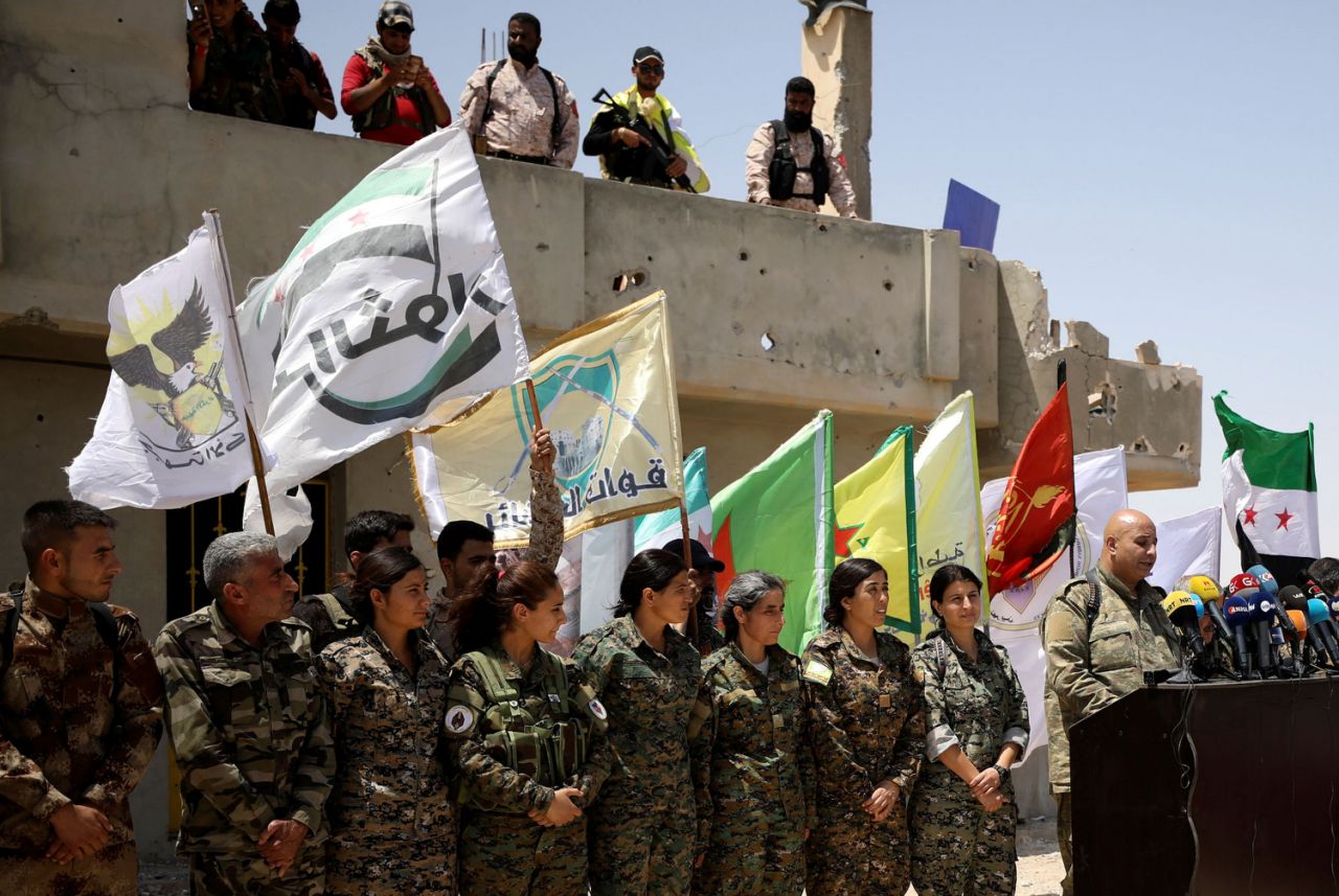 Phát ngôn viên của SDF - ông Talal Silo phát biểu trong một cuộc họp báo ở làng Hukoumiya, Raqqa