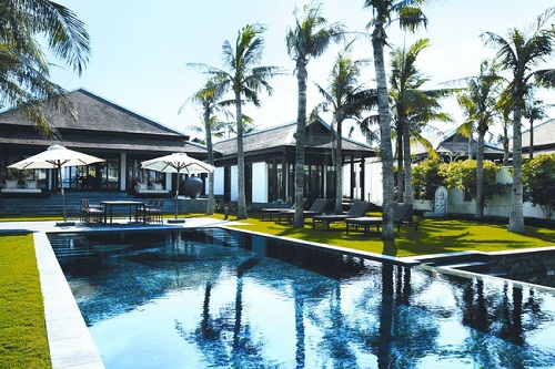Một lựa chọn hoàn hảo khác cho bạn khi định chọn Đà Nẵng làm chốn dừng chân và để có một kì nghỉ dưỡng trọn vẹn, chính là trải nghiệm sự sang trọng tại Nam Hải Resort. Nằm dọc theo bãi biển Hà My, sự rộng lớn, thoáng đãng của Nam Hải Resort chắc chắn sẽ khiến bạn bị mê hoặc.  Đây cũng là một trong những resort sang trọng bậc nhất của Việt Nam. Có địa chỉ tại Thôn 1, X. Điện Dương, H. Điện Bàn, tỉnh Quảng Nam, giá phòng rẻ nhất tại đây là từ 7.690.000 đồng/ đêm và giá cao nhất là từ 16.340.000 đồng/ đêm.
