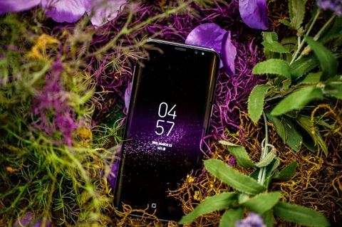 Samsung Galaxy S8. Dòng Galaxy S tỏa sáng trong năm nay với màn hình gần như không viền. Bên cạnh hiệu ứng wow của màn hình hiển thị chiếm hầu hết mặt trước của điện thoại, Samsung một lần nữa chứng minh là nhà sản xuất đứng đầu với màn hình nổi bật. Đen vô tận, tái tạo màu sắc tuyệt vời, độ nét cao, cao hơn đó là thiết kế cực kỳ tinh tế. Galaxy S8 cũng khẳng định vị thế với tuổi thọ pin và hiệu suất cực mạnh mẽ, nhất là tính năng chống thấm hiệu dụng. Chỉ có nhược điểm đó là S8 không đứng trong danh sách smartphone chụp ảnh  tốt nhất hiện nay. 