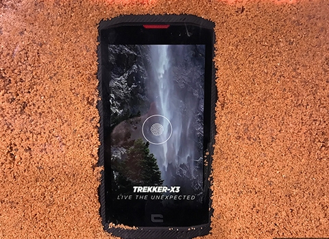 Nếu Crosscall-Trekker X3 chỉ có chứng nhận chống thấm IP67 thì nhà sản xuất Pháp vẫn luôn tự hào với “thành tích” chống thấm mà các nhà sản xuất khác chưa làm được. Vì sản phẩm của Crosscall tiện dụng với những người đam mê khám phá biển, có thể là du khách hoặc các vận động viên thể thao, hoàn hảo khi sử dụng ngoài trời, nhờ hệ thống các cảm biến (nhiệt độ, độ cao...) tích hợp trong nó. Tuy nhiên, thiết kế của điện thoại không mấy bắt mắt người dùng. 