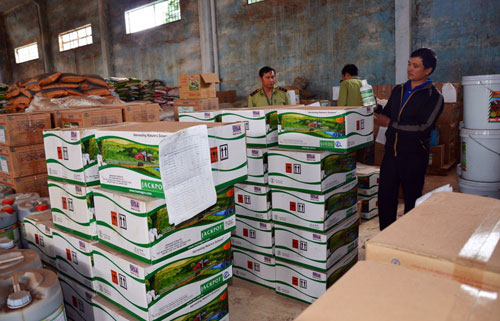 Kiểm tra phân bón tại Công ty Thuận Phong