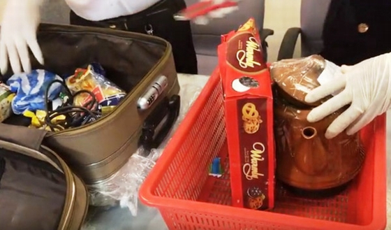 Để qua mắt lực lượng chức năng, hai đối tượng đã cất giấu số sừng tê giác trong hộp bánh quy, bình đun nước