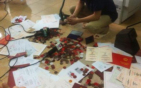 Hà Nội: Phá ổ nhóm 'sản xuất' hàng nghìn bằng đại học giả