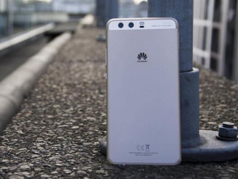 Huawei P10. Không giống như Huawei P10 Plus, P10 được trang bị cảm biến ảnh kép: 12 megapixel RGB và 20 megapixel đơn sắc cùng với ổn định quang học và zoom quang học z2. Một điều ngạc nhiên trên cảm biến ảnh phía trước: 8 megapixel với độ mở f/1.9 và chế độ chân dung cho phép sử dụng hiệu ứng bokeh đối với chụp ảnh tự sướng.