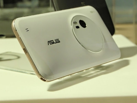 Asus Zenfone 3 Zoom. Điện thoại thông minh này được trang bị 2 cảm biến ảnh kép 12 megapixel trong đó cảm biến ảnh rộng được thiết kế đặc biệt dành cho việc chụp ảnh ở điều kiện ánh sáng yếu và cảm biến ảnh còn lại cho phép zoom quang học 2.3x. Bạn có thể sử dụng từng cảm biến ảnh hoặc kết hợp chúng để tạo ra hiệu ứng Bokeh. 