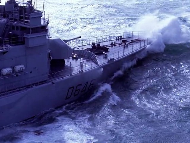 Phần lớn những tàu hải quân hiện đại ngày nay đều có bộ phận kiến trúc thượng tầng rất cồng kềnh và dễ bị tổn thương. Đây cũng là nơi đặt các bộ phận như radar tín hiệu, cảm biến, ăng-ten bộ đám,... tất cả đều là những bộ phận cực kỳ nhạy cảm, rất dễ hỏng hóc và có chi phí sửa chữa lớn. Nguồn ảnh: Electro. 