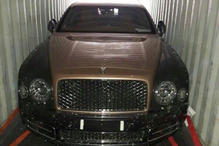 Siêu xe sang Bentley Mulsanne EWB 2017 ra mắt lần đầu tiên tại triển lãm Geneva 2016, trong đó, chữ EWB viết tắt của từ Extended Wheelbase, ám chỉ đây là phiên bản trục cơ sở dài của chiếc Bentley EWB 2017, vốn đã xuất hiện tại thị trường Việt Nam vào giữa tháng 3/2017. 