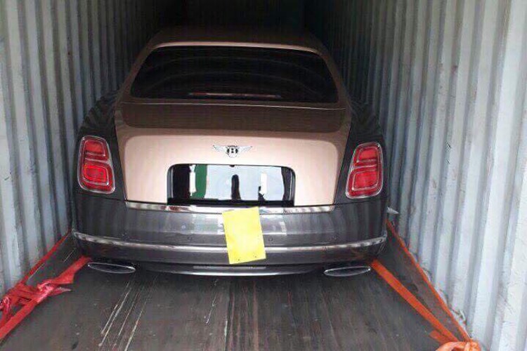 So với phiên bản tiêu chuẩn từng xuất hiện, Bentley Mulsanne EWB có nhiều sự thay đổi như cụm đèn pha nằm thẳng hàng với nhau, lưới tản nhiệt bằng thép không gỉ sáng bóng gợi nhớ đến mẫu xe Arnage, hốc gió hình chữ 