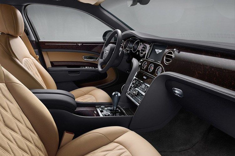 Bên trong xe, ngoài nội thất sang trọng và đẳng cấp - bảng điều khiển được chế tác tinh xảo ngăn đôi hai ghế phía sau của Mulsanne phiên bản EWB. Nội thất cũng được trang trí tỉ mỉ cùng với các tính năng cao cấp, hộp điều khiển được làm hoàn toàn bằng thủ công cùng với các nguyên liệu như gỗ, kim loại, kính và da. 