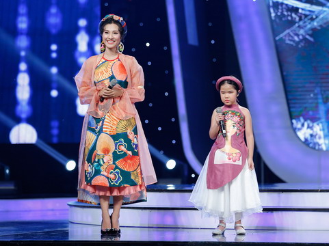 Á hậu Hoàng Oanh đổi style, hoá cô Tấm dịu dàng