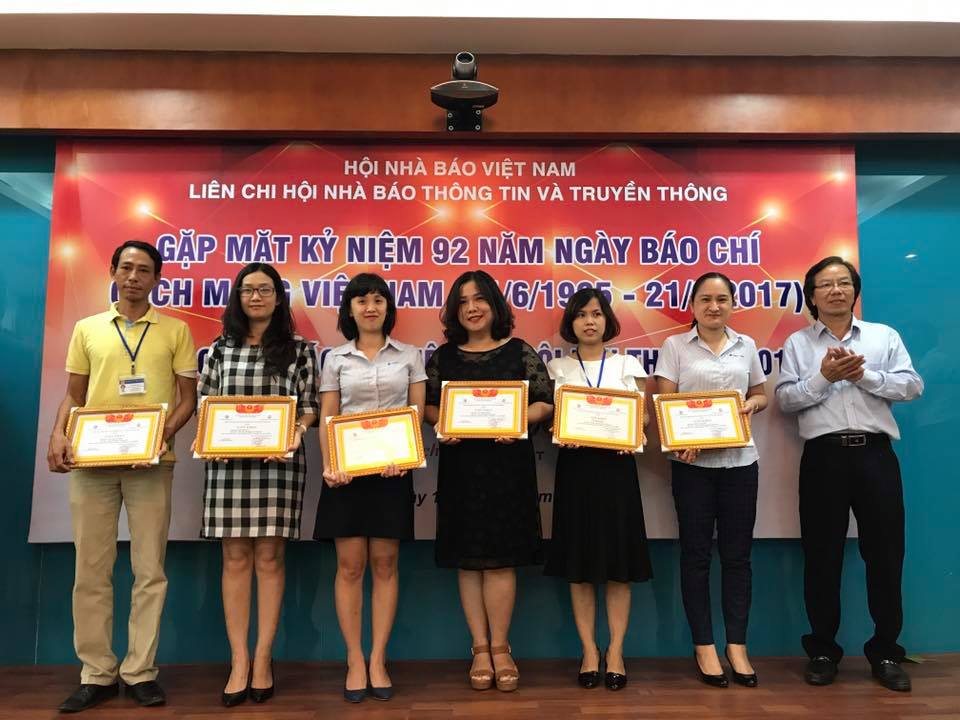 Chủ tịch Liên chi hội Nhà báo TT&TT trao tặng bằng khen cho các cá nhân đã có thành tích đóng góp trong công tác Hội và nghiệp vụ 2016