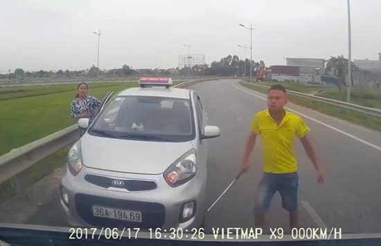 Truy tìm tài xế taxi đi ngược đường, vung tuýp sắt dọa người dân