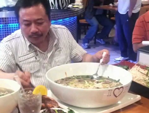 Trong hình là MC Việt Thảo đang thử thách với tô phở đặc biệt này