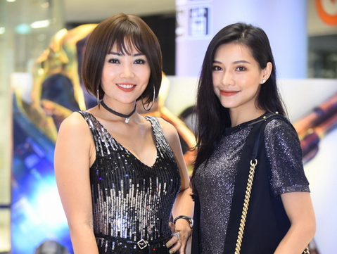 Con dâu, con gái 'Người phán xử' dắt tay nhau đi xem 'Transformers 5'