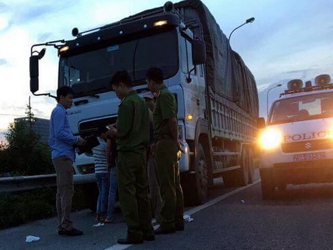 Lái xe ben lao vào 2 tên cướp trên đại lộ Thăng Long