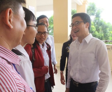 Phó Thủ tướng Vũ Đức Đam thăm, động viên các thí sinh ở Cần Thơ