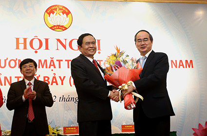 Ông Nguyễn Thiện Nhân, Ủy viên Bộ Chính trị, Bí thư Thành ủy TPHCM, nguyên Chủ tịch Ủy ban Trung ương MTTQVN tặng hoa chúc mừng tân Chủ tịch Ủy ban Trung ương MTTQVN Trần Thanh Mẫn. 