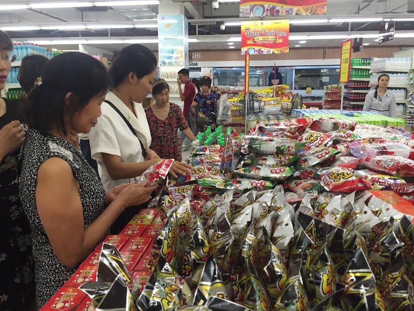 Khách hàng mua sắm tại siêu thị