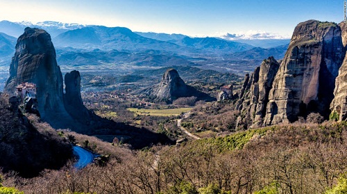 Nằm tại thung lũng Kalambaka ở Hi Lạp, quần thể tu viện Meteora được xây dựng trên những mỏm đá cheo leo nằm lơ lửng giữa bầu trời và là một trong những kỳ quan giá trị nhất thế giới.