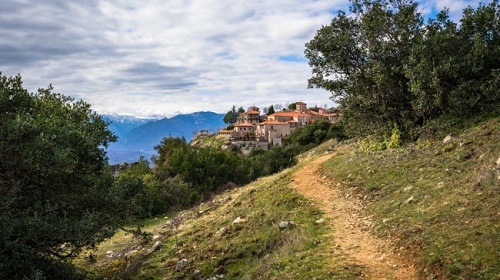 Meteora trong tiếng HiLạp có nghĩa là 