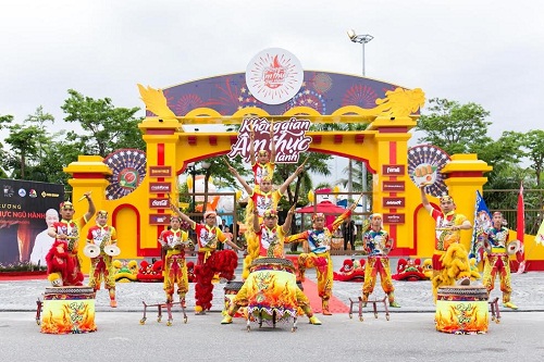 Góp thêm cho sự tưng bừng ấy là Không gian ẩm thực Ngũ hành tại số 1 Phan Đăng Lưu, với không chỉ hàng trăm món ăn thay đổi thường xuyên mà còn cả những sự kiện hoạt náo rộn rã.