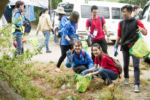 Bên cạnh những hoạt động vui chơi giải trí tưng bừng là những hoạt động ý nghĩa, đầy tính nhân văn như “Vì một Sơn Trà xanh’ diễn ra ngày 17/6, thu hút đông đảo các bạn tình nguyện viên tham gia dọn vệ sinh Sơn Trà, tuyên truyền bảo vệ môi trường du lịch bán đảo Sơn Trà xanh – sạch- đẹp. Tôn vinh văn hóa truyền thống Đà Nẵng là hàng loạt những hoạt động như biểu diễn tuồng cổ tại bờ đông cầu sông Hàn, Không gian bài chòi tại công viên phía đông cầu Rồng….  Đà Nẵng chưa khi nào sôi động, hấp dẫn và đa sắc màu văn hóa như mùa pháo hoa DIFF 2017. Đó là điều mà du khách đến thành phố bên sông Hàn hè này dễ dàng cảm nhận được. Và cho dù chưa thể nói trước tương lai, nhưng một thành phố pháo hoa, thành phố lễ hội hàng đầu khu vực đang được hình thành, từ mùa lễ hội pháo hoa đầu tiên này.