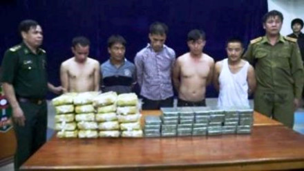 Bắt 5 đối tượng buôn bán 40 bánh heroin và 120.000 viên ma túy tổng hợp ​
