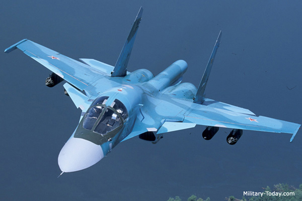 Máy bay tiêm kích Su-34 và chiến đấu cơ Su-35S Máy bay tiêm kích Sukhoi Su-34 được lực lượng không quân và vũ trụ Nga tiếp nhận năm 2015, đã được triển khai chống lại các phần tử Hồi giáo cực đoan ở Syria từ khi Nga bắt đầu chiến dịch không kích chống lại lực lượng Nhà nước Hồi giáo tự xưng (IS) tại đây. Su-34 được đánh giá là một trong những chiếc máy bay tiêm kích đánh bom hàng đầu thế giới hiện nay. Su-34 được thiết kế để thay thế cho loại máy bay cường kích Su-24 trong biên chế của không quân Nga. Được thiết kế với nhiệm vụ chính là tấn công mặt đất, song Su-34 vẫn sở hữu một khả năng không chiến vượt trội.