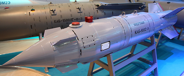Bom hiệu chỉnh hàng không KAB-500S  Bom hiệu chỉnh hàng không KAB-500S có khả năng bay cách mặt đất 15 km, trong trường hợp này độ chính xác tiêu diệt mục tiêu không quá 7 m. Hệ thông dẫn đường đến mục tiêu được thực hiện nhờ hệ thống GLANASS với đầu tự dẫn truyền hình.  Chúng đã chứng minh hiệu quả ở Syria khi được trang bị cho Su-24M và Su-34. Vào tháng 10/2015 một quả bom này đã tiêu diệt gần 200 chiến binh IS.
