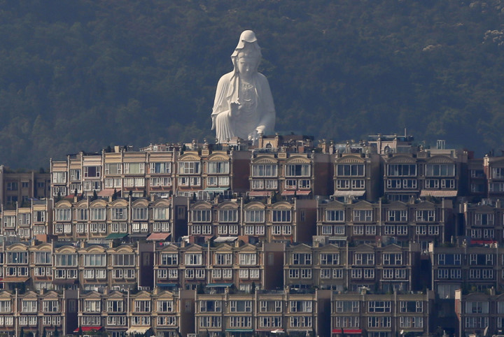 Tượng Quan Âm cao 76m ở quận Taipo, Hong Kong. Ảnh: Reuters.