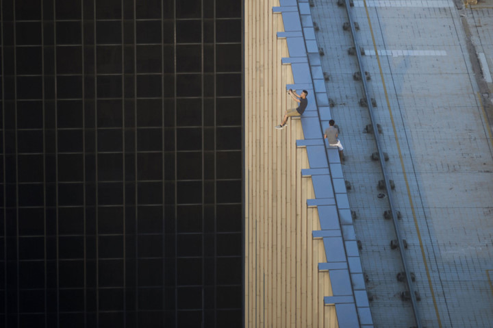 Hai nam giới chụp ảnh selfie trên gờ một tòa cao ốc. Ảnh: AFP.