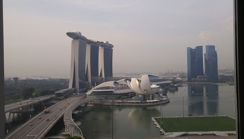 Khách sạn Marina Bay Sands từ lâu đã quen thuộc với tất cả cư dân trên thế giới bởi khối kiến trúc đẹp cả về mỹ thuật và phong thủy. Tòa nhà này rất cao, xấp xỉ 60 tầng nhưng vì khối kiến trúc vừa mang tính lịch sử  với hình con thuyền lớn - tượng trưng cho mảnh đất Singapore trước đây sống bởi nghề biển và luôn là cảng biển của khu vực Đông Nam Á; vừa mang tầm hiện đại này được xây trải dài trên 3 khối nhà nên chiều cao chỉ có lợi thế mang lại tầm nhìn đẹp cho khách tham quan Marina Bay Sands chứ không hề tạo cảm giác chọc trời và làm hỏng mỹ thuật cảnh quan toàn khu vực vịnh. 