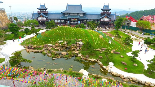 Thấm thoắt, một năm đã trôi qua. Sun World Halong Park bước sang một tuổi mới. Đánh dấu quãng đường đầu tiên của mình bằng một sinh nhật thật đặc biệt, công viên trên thành phố di sản đã biến ngọn đồi xanh mướt tượng trưng cho hình ảnh núi Phú Sỹ của xứ sở mặt trời mọc thành một đồi chong chóng sặc sỡ đủ sắc màu.