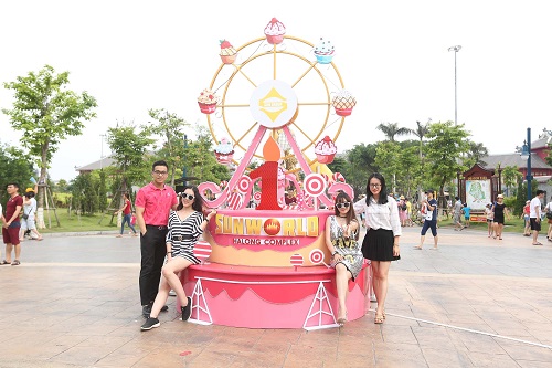 Không khí sinh nhật rộn rã khắp các ngóc ngách Sun World Halong Complex. Ngay từ cổng ga đi là chiếc bánh sinh nhật mang biểu tượng Vòng quay Mặt trời và cây nến số 1 tượng trưng cho 1 năm tròn hoạt động của công viên nhưng cũng là con số đầy hàm ý: một điểm đến, 1 triệu niềm vui mà Sun World Halong Park ngầm nói với khách vui chơi.
