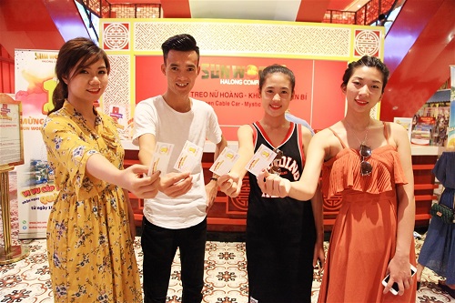 Chưa hết, cả triệu niềm vui đang được Sun World Halong Complex lan tỏa trên fanpage chính thức của công viên. Chỉ cần like và share, du khách đã có cơ hội “rinh” về những món quà lưu niệm thú vị in logo Sun World Halong Complex, thậm chí có cơ hội bốc thăm may mắn nhận Iphone 7 plus đỏ thời thượng...