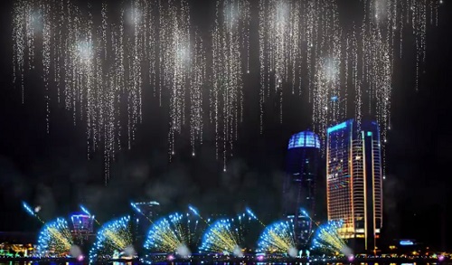 Ở bài thi Hello Vietnam đạt giải ba của tác giả Nguyễn Trọng Tuấn đến từ Hà Nội, khán giả pháo hoa máy tính lại như được bay lên cùng với những màn pháo hoa ảo diệu được bung lên từ cầu Rồng và sông Hàn. Tuy không “sử dụng nhiều pháo” nhưng những hình ảnh biểu tượng của Đà Nẵng lại được thể hiện rất khác biệt qua các bông pháo, và góc quay 360 độ view toàn cảnh Đà Nẵng trong tác phẩm này lại cho thấy một sự sáng tạo rất riêng của tác phẩm.